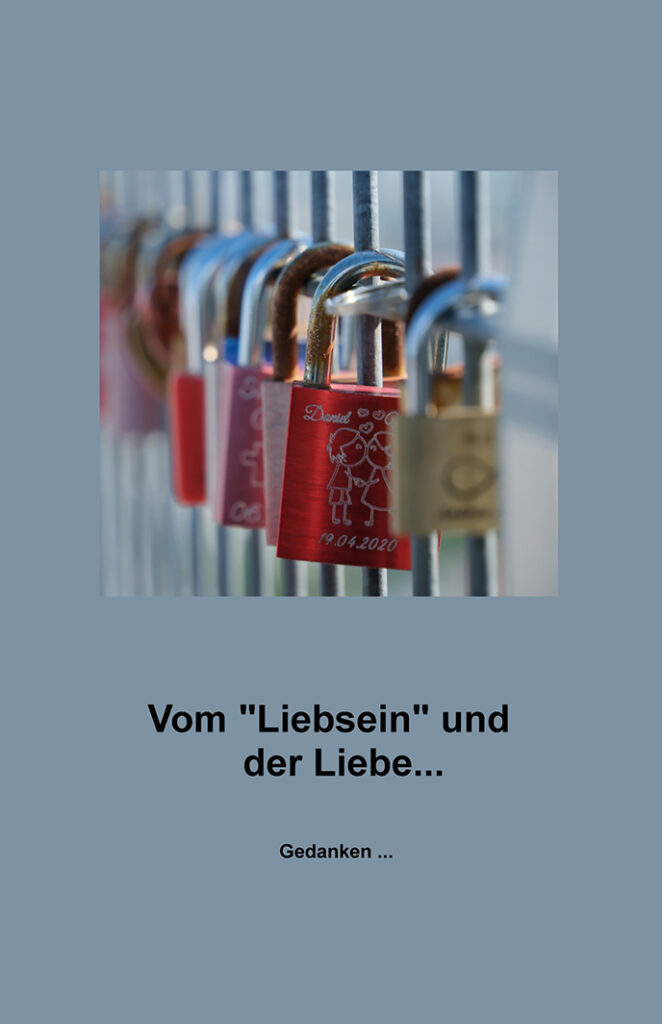 Buchtitel „Vom Liebsein und der Liebe“ – Reihe bunter Liebesschlösser an einem Geländer, Gedankenbuch über Beziehungen, Nähe und die Bedeutung von Liebe.